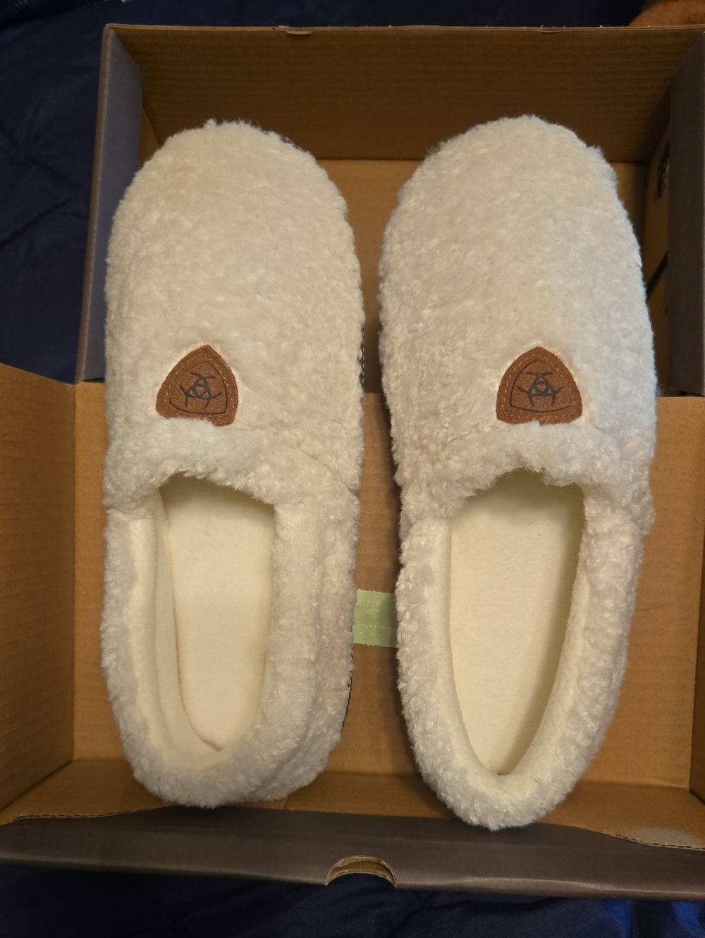 New Ariat Cream Fuzzy Women's Slip-On Slippers
